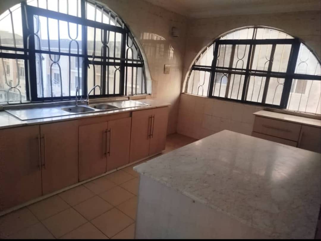 A block of six 3 bedroom (all en suite) flats, photo 5