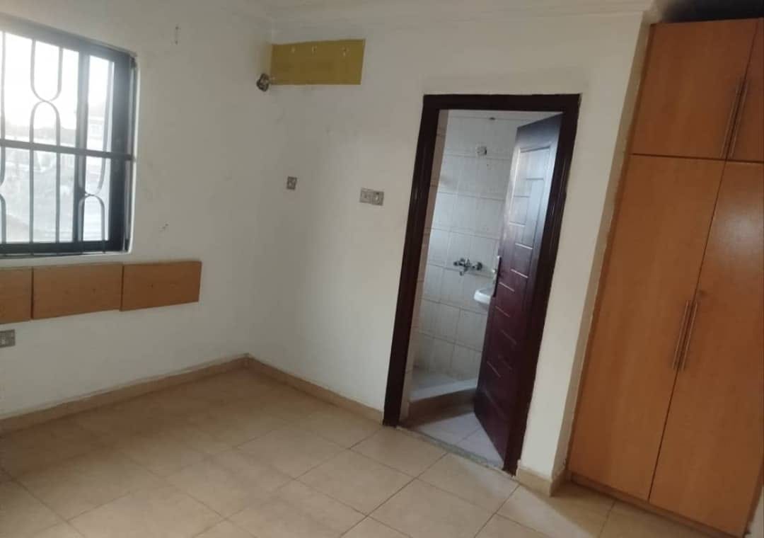 A block of six 3 bedroom (all en suite) flats, photo 3